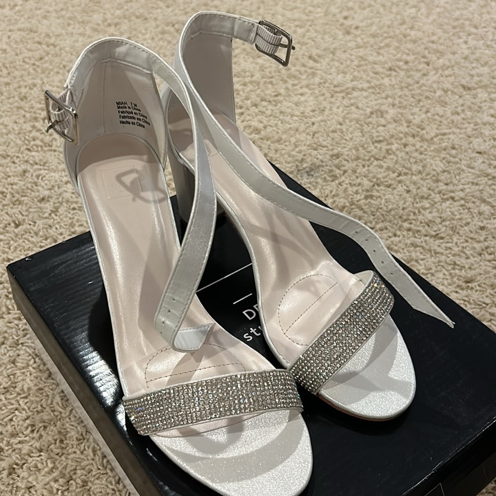 David’s Bridal MIAH white wedding shoes size 7. - Picture 2 of 7